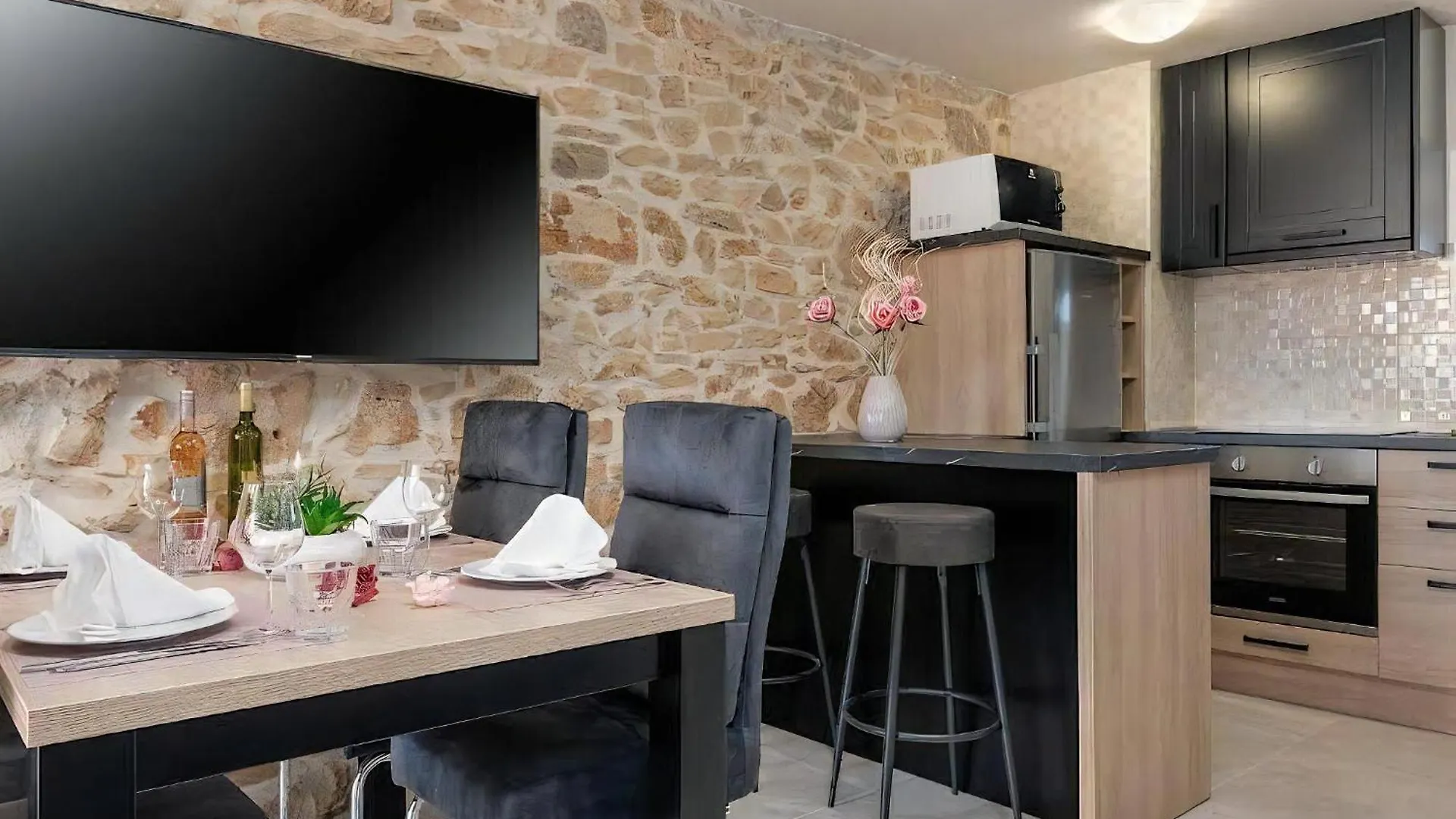 Holiday home Ferienhaus Mit Whirlpool Und Sauna, In Kastelir Croatia